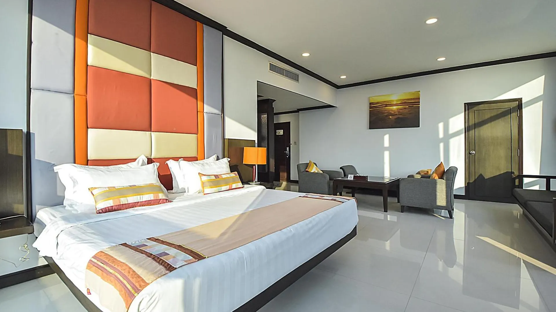 Independence Hotel Resort & Spa Sihanoukville 4*,